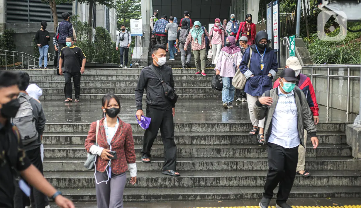 Masyarakat berjalan di terowongan Kendal, Jakarta Selatan, Jumat (30/12/2022). Pencabutan itu berdasarkan data-data kasus COVID-19 di Indonesia yang sudah menunjukkan penurunan baik kasus aktif maupun kematian di bawah standar WHO. (Liputan6.com/Faizal Fanani)