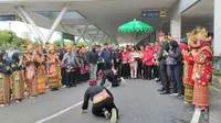 Siti Atikoh tiba di Bandar Utara Internasional Radin Inten II, Lampung, Selasa (9/1/2024) pukul 08.38 WIB. Dia disambut jajaran pengurus partai pengusung Ganjar-Mahfud hingga sukarelawan dan simpatisan. (Liputan6.com/ Winda Nelfira)