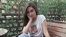 Di beberapa kesempatan, wanita yang dikabarkan dekat dengan Rizky Nazar ini juga terlihat santai menggunakan kaus putih yang dipadukan celana jeans. Ia juga memilih untuk tampil dalam makeup natural serta rambut yang dibiarkan tergerai. (Liputan6.com/IG/@syifahadjureal)