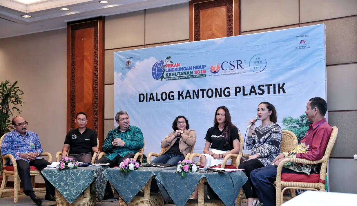 Meski telah mengalami sedikit kontraksi, Nadia masih santai. Ini lantaran ia telah berpengalaman dengan dua anaknya yang lahir secara normal. (Adrian Putra/Bintang.com)