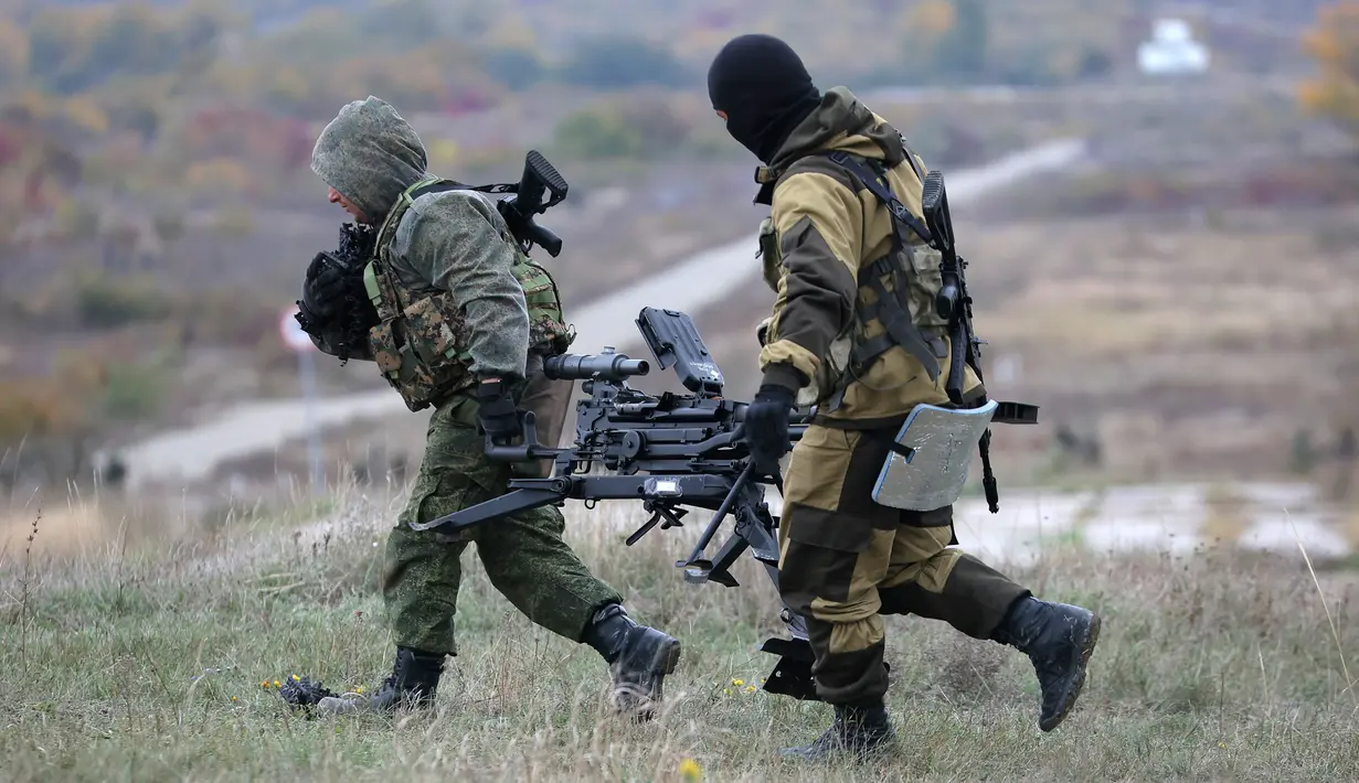 Rekrutan membawa senjata mereka saat pelatihan militer di lapangan tembak di wilayah Krasnodar, Rusia, 21 Oktober 2022. Presiden Rusia Vladimir Putin beberapa waktu lalu mengumumkan mobilisasi militer parsial. Akan ada 300.000 tentara cadangan dikirim berperang ke Ukraina. (AP Photo)