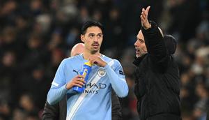 Manajer Manchester City, Pep Guardiola (kanan), berbicara dengan pemainnya, Tijjani Reijnders, saat laga Liga Inggris kontra Chelsea di Stadion Etihad, 4 Januari 2026. (Oli Scarff/AFP)
