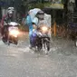 Sejumlah pengedara motor nekat menerobos banjir di Depok, Jumat (12/2). Badan Meteorologi, Klimatologi, dan Geofisika (BMKG) menyatakan bahwa Indonesia akan memasuki puncak musim hujan pada Januari-Februari 201. (Liputan6.com/Yoppy Renato)