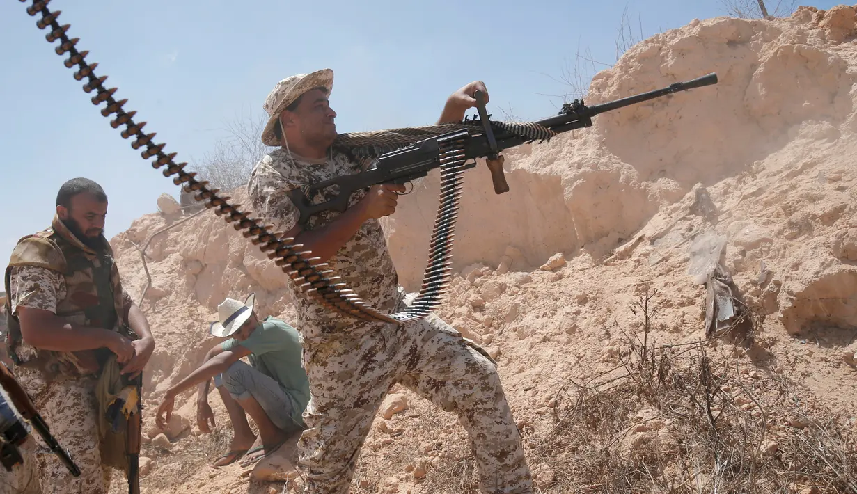 Tentara Libya saat menggempur militan ISIS di Kota Sirte, Libya, (21/7). Tentara Libya bersekutu dengan pasukan PBB untuk merebut kembali kota Sirte dari tangan kelompok militan tersebut. (REUTERS/Goran Tomasevic)
