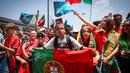 Sejumlah Masyarakat menyambut pada pemain Timnas Portugal setibanya di Bandara Lisbon, Portugal setelah menjuarai Nations League pada Senin (09/06/2025) waktu setempat. (AFP/Carlos Costa)