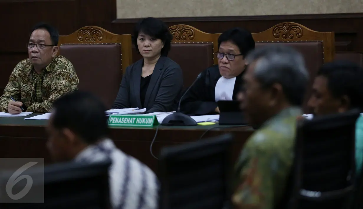 Dirut CV Semesta Berjaya, Xaveriandy Sutanto dan Meimei saat menjalani Sidang di Pengadilan Tipikor, Jakarta, Selasa (15/11). Sidang ini menghadirkan saksi Dirut Bulog Djarot kusumayakti. (Liputan6.com/Johan Tallo)