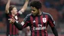 Striker AC Milan, Luiz Adriano, berharap rekan-rekanya bisa memberi kemenangan pada Derby della Madonnina, Senin (1/2/2016) dini hari WIB, di San Siro. (EPA/Matteo Bazzi)