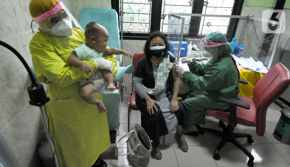 Petugas kesehatan menyuntikkan vaksin covid-19 Sinovac kepada ibu hamil di Puskesmas Jagakarsa II, Jakarta Selatan, Kamis (19/08/2021). Sudah dari pekan lalu sejumlah Puskesmas di DKI membuka vaksinasi covid-19 bagi ibu hamil. (merdeka.com/Arie Basuki)