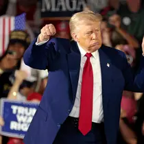 Trump merayakan tonggak awal masa kepemimpinan keduanya dengan menggelar kampanye akbar di Michigan. (JEFF KOWALSKY/AFP)