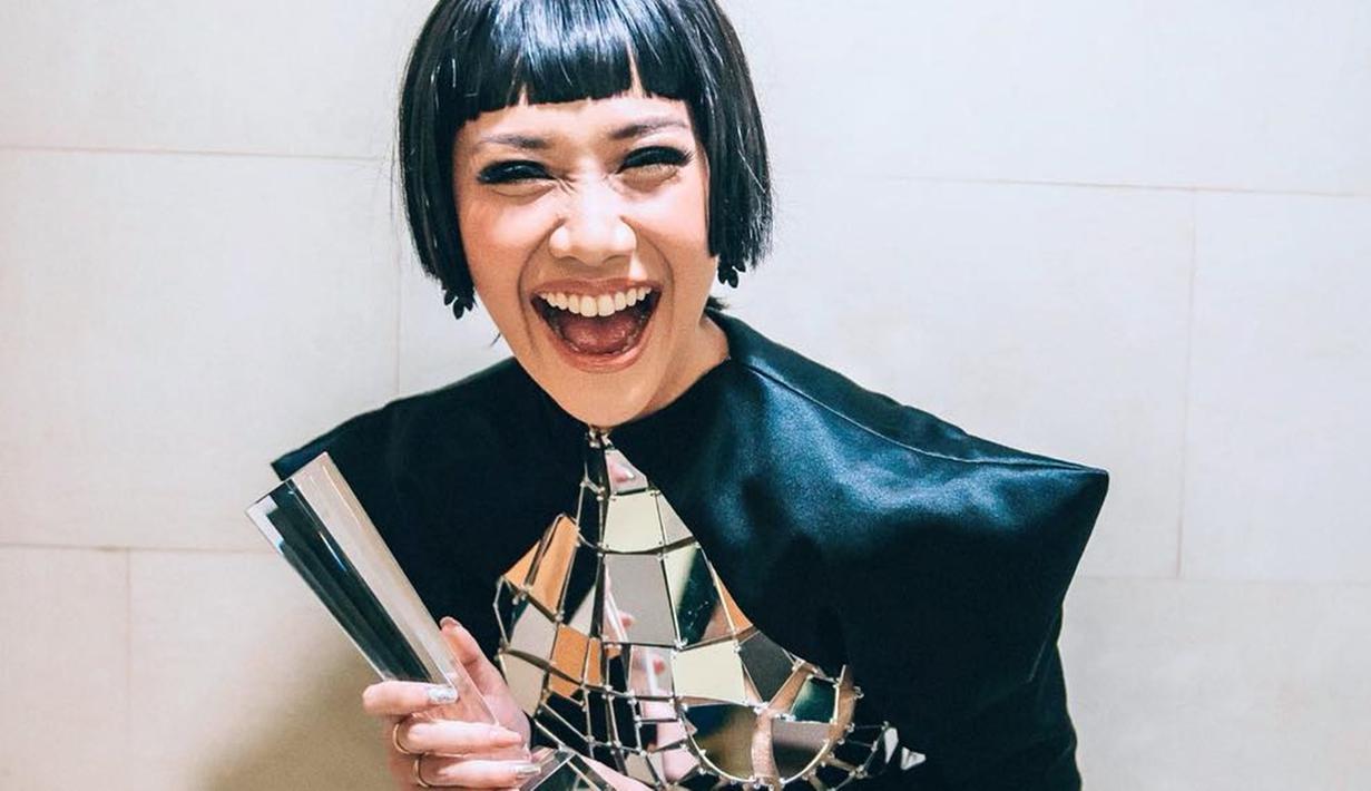 Tak sedikit yang menilai Bunga Citra Lestari tak pernah saltum (salah kostum) dalam urusan padu padan busananya. Pelantun lagu '12 Tahun Terindah' ini kerap tampil dengan outfit yang kekinian hingga aksesoris unik yang menunjang penampilannya. (Liputan6.com/IG/@bclsinclair)