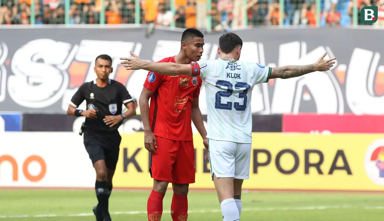 <p>Pemain Persija Jakarta, Muhammad Ferarri (tengah) bersitegang dengan pemain Persib Bandung, Marc Klok pada laga pekan ke-11 BRI Liga 1 2023/2024 di Stadion Patriot Candrabhaga, Bekasi, Sabtu (2/9/2023). (Bola.com/Ikhwan Yanuar)</p>