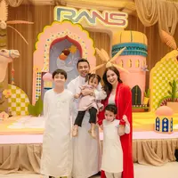 Tak hanya suasananya yang terasa akrab, penampilan Nagita juga sukses mencuri perhatian berkat gaya modest yang elegan namun tetap effortless.  [@raffinagita1717].