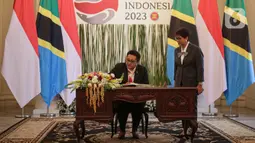“Indonesia berniat mengekspor beberapa produk lain seperti pupuk, karet ban, makanan, dan minuman. Kami juga telah sepakat untuk menjajaki kemungkinan membangun perjanjian perdagangan preferensial dengan Tanzania,” kata Retno dalam konferensi pers usai pertemuan bilateral tersebut. (Liputan6.com/Faizal Fanani)