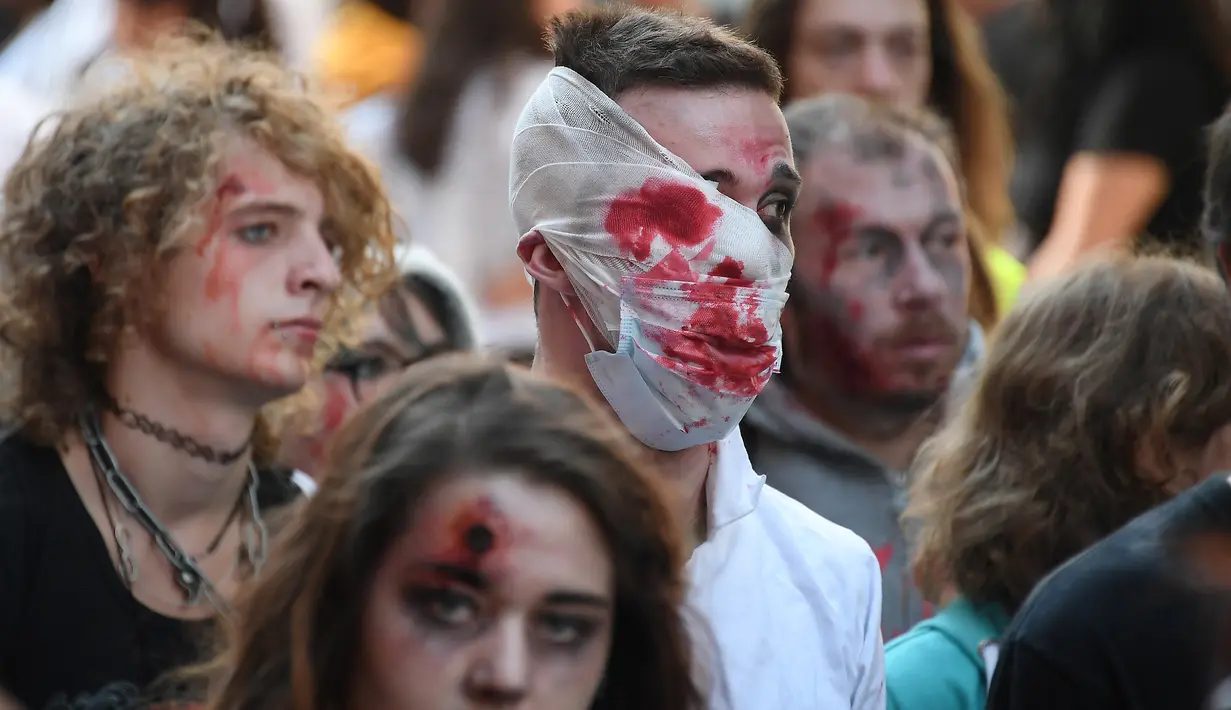 Orang-orang berpakaian menyerupai zombie saat acara Zombie Walk di kota Strasbourg, Prancis, 15 September 2018. Acara Zombie Walk ini dalam rangka Festival Film Fantasi Eropa ke-11 yang berlangsung dari 14 hingga 23 September. (FREDERICK FLORIN/AFP)