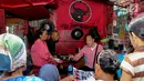 Politisi PDI Perjuangan, Sony Kusumo berdiskusi dengan warga di Jakarta Utara, Minggu (18/11). Blusukan ala Jokowi mengajak warga untuk menerapkan prinsip hidup mandiri. (Liputan6.com/HO/Dian)