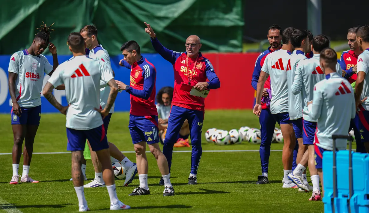 Spanyol dipastikan akan bersaing ketat dengan Italia yang sudah dua kali mengangkat trofi Euro dan berstatus juara bertahan serta mengoleksi empat gelar Piala Dunia.  (LUIS GEN/AFP)