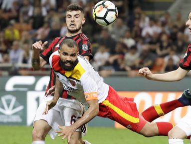 Aksi pemain Benevento, Sandro menyundul bola melewati adangan dua pemain AC Milan pada laga Serie A di San Siro stadium, Milan, (21/4/2018). AC Milan kalah 0-1. (AP/Luca Bruno)