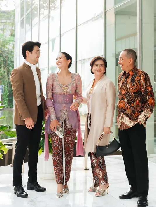 Sang ayah dan ibunda juga tampil memesona mengenakan wastra. Sang ibu mengenakan kebaya bernuansa nude dan kain batik. Sedangkan ayahnya tampil sederhana dengan kemeja batik lengan panjang dan celana panjang hitam. [Foto: Instagram/maudyayunda]