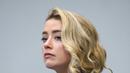 Aktris Amber Heard menyaksikan juri tiba di ruang sidang di Fairfax County Circuit Courthouse, Fairfax, Virginia, Amerika Serikat, 23 Mei 2022. Dr Julian De Silva dari Harley Street mengatakan, setelah teknik pemetaan wajah baru menggunakan komputer ditetapkan dan algoritma untuk titik penanda kunci pada wajah dibuat, dia memutuskan menguji sistem tersebut pada beberapa wanita tercantik di dunia. (Steve Helber/POOL/AFP)