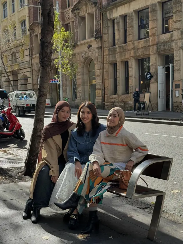 7 Potret Acha Sinaga Buka Restoran di Sydney, Menunya Ayam, Bebek dan Iga Penyet