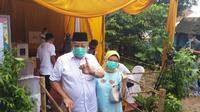 Calon Wali Kota Tangerang Selatan Benyamin Davnie usai mencoblos di Pilkada 2020. (Foto: Pramita Trisniawati/Liputan6.com).