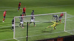 Kiper Manchester United, Dean Henderson, melakukan penyelamatan saat melawan Luton Town pada Piala Liga Inggris di Stadion Kenilworth Road, Rabu (23/9/2020). Setan Merah menang dengan skor 3-0. (Cath Ivill/Pool via AP)