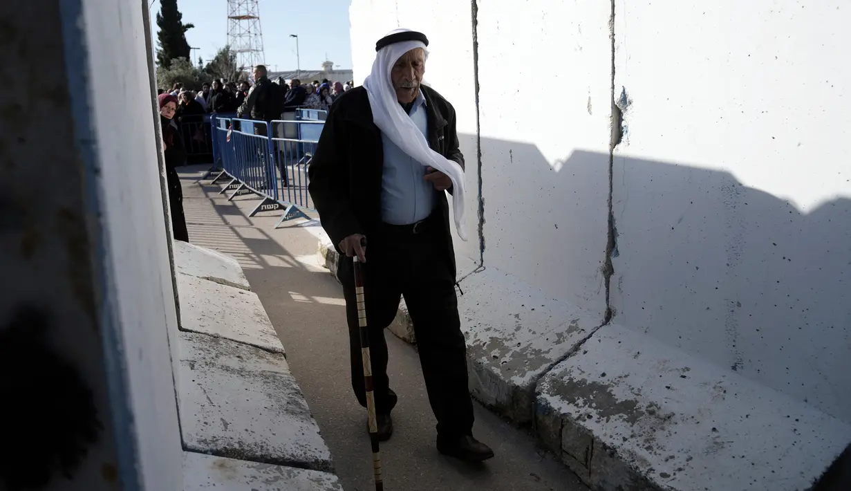 Kompleks masjid, situs suci bagi Muslim dan Yahudi, yang dikenal sebagai Temple Mount, memiliki sejarah panjang konfrontasi, termasuk insiden pada tahun 2021 yang memicu perang 10 hari antara Israel dan gerakan Islam yang berkuasa di Gaza, Hamas. (AP Photo/Mahmoud Illean)
