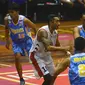 Hangtuah Sumsel (putih) mengalahkan Bimasakti Nikko Steel Malang pada Series 2 Indonesian Basketball League (IBL) 2016 di GOR Bima Sakti, Malang, Selasa (2/2/2016). (Liputan6.com/Rana Adwa)