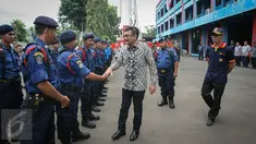 Wagub DKI Jakarta, Djarot Saiful Hidayat menyapa sejumlah petugas damkar ketika melakukan kunjungan ke Kantor Dinas Pemadam Kebakaran dan Penyelamatan Pemprov DKI Jakarta, Jalan KH Zainul Airifin, Jakarta, Sabtu (8/10). (Liputan6.com/Faizal Fanani)