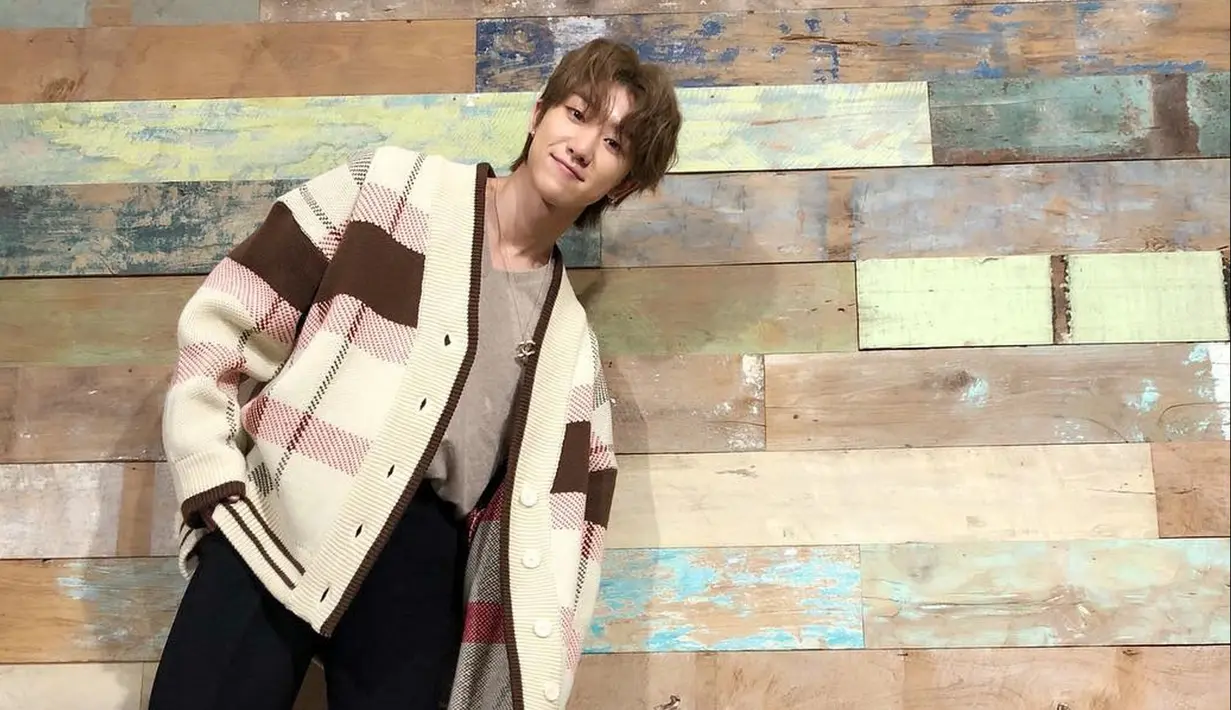 Pada Mei 2015, ia debut dengan Seventeen. Posisinya di boygroup naungan Pledis Entertaintment ini adalah vocalist dan dancer. (Liputan6.com/IG/@xuminghao_o)