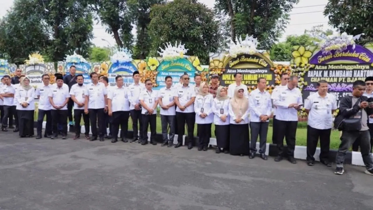 Ratusan pelayat dari berbagai kalangan memadati halaman GOR Djarum Jati Kudus. (Liputan6.com/Arief Pramono)