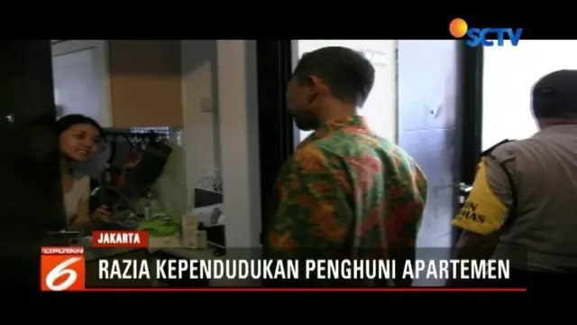 Tim gabungan Dinas Kependudukan Pemprov DKI, TNI, dan Polri razia identitas penghuni apartemen di kawasan Srengseng, Jakarta Barat.