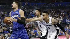 Pebasket San Antonio Spurs, Dejounte Murray dan Danny Green, berusaha merebut bola dari Orlando Magic, Nikola Vucevic, pada laga NBA di Amway Center, Sabtu (28/10/2017). San Antonio Spurs takluk 87-114 dari Orlando Magic. (AP/John Raoux)