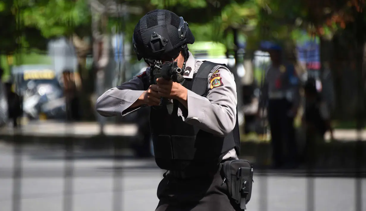 Polisi antiteror Indonesia mengambil bagian dalam latihan penanggulangan teror di Pelabuhan Benoa, Bali, (8/3). Pelatihan ini untuk menguji kesigapan masing-masing satuan petugas di pelabuhan. (AFP Photo/Sonny Tumbelaka)