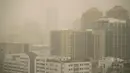 Kabut dan debu menyelimuti gedung-gedung di Beijing, Jumat, 10 Maret 2023. Pencakar langit menghilang ke dalam kabut dan kualitas udara anjlok saat ibu kota China diselimuti badai debu dan polusi berat pada Jumat. (AP Photo/Mark Schiefelbein)