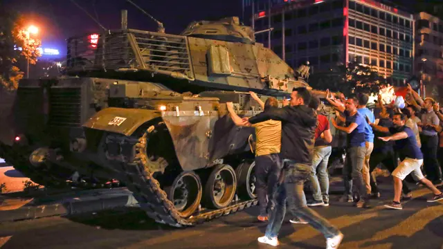 20160016-Kudeta Turki, Warga Kuasai Tank Militer