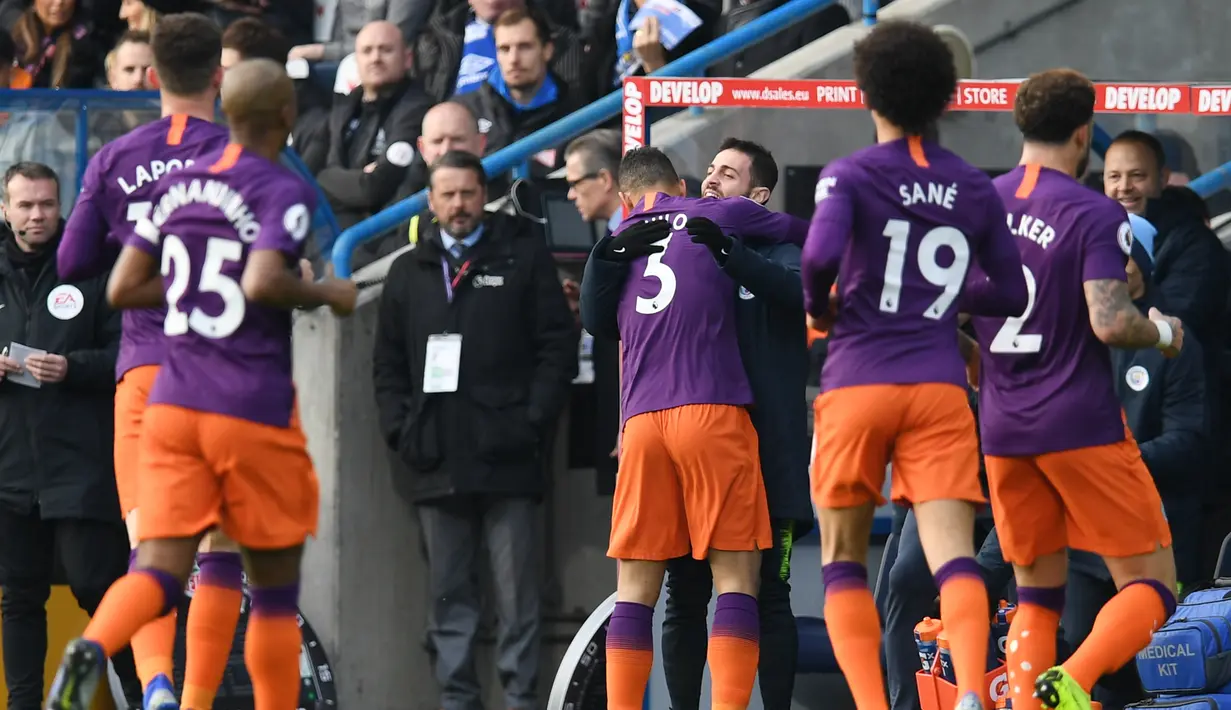 Perayaan gol pertama yang dicetak Danilo pada menit ke-18 pada laga lanjutan Premier League yang berlangsung di stadion John Smith, Huddersfield, Minggu (20/1). Manchester City menang 3-0 atas Huddersfield. (AFP/Paul Ellis)