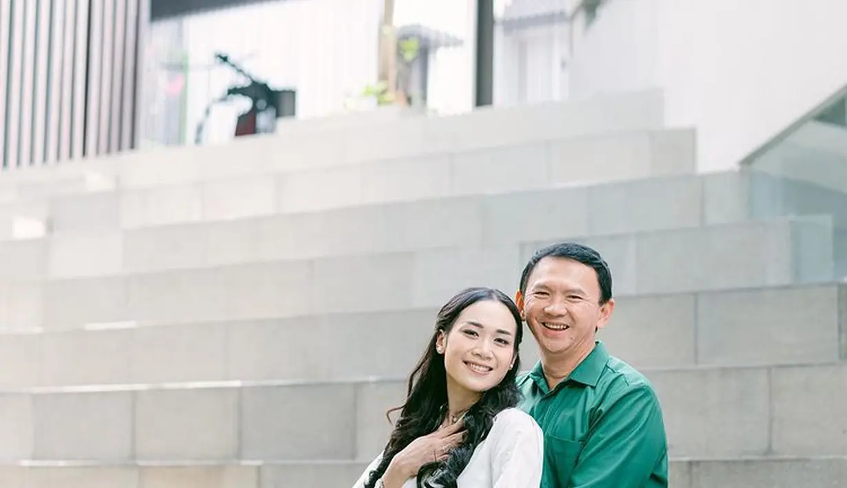 Kompleksi wajah sempurna, dengan pulasan lipstik tipis berona natural, semakin mempercantik penampilannya. (Foto: Victoria Makeup Atelier/ Instagram)