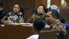 Terdakwa dugaan korupsi pengadaan lahan Bandara Bobong Maluku Utara, Zainal Mus (kiri) dan Ahmad Hidayat Mus menyimak keterangan saksi pada sidang lanjutan di Pengadilan Tipikor, Jakarta, Kamis (20/12). (Liputan6.com/Helmi Fithriansyah)