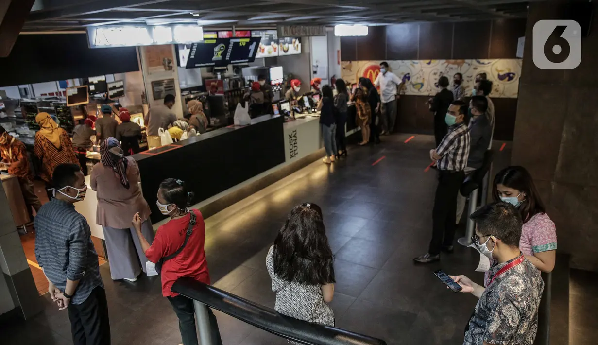 Pengunjung antre membeli makanan di gerai makanan cepat saji McDonals's komplek pusat perbelanjaan Sarinah, Jakarta, Jumat (8/5/2020). Penutupan gerai ini dikarenakan pihak manajemen gedung sarinah akan merenovasi dan mengubah strategi bisnis. (Liputan6.com/Faizal Fanani)
