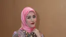 Bukan hal yang gampang bagi Adelia mengenakan hijab. Apalagi ia mendampingi suaminya bertugas di Palu yang cuacanya terbilang panas. (Andy Masela/Bintang.com)