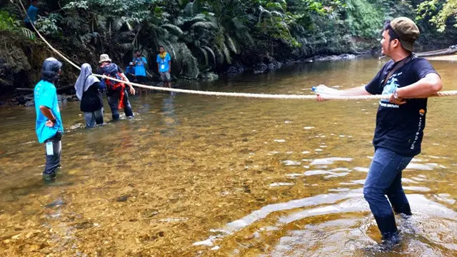 Peserta jungle track Suaka Margasatwa Rimbang Baling menyusuri anak Sungai Subayang di Kabupaten Kampar.