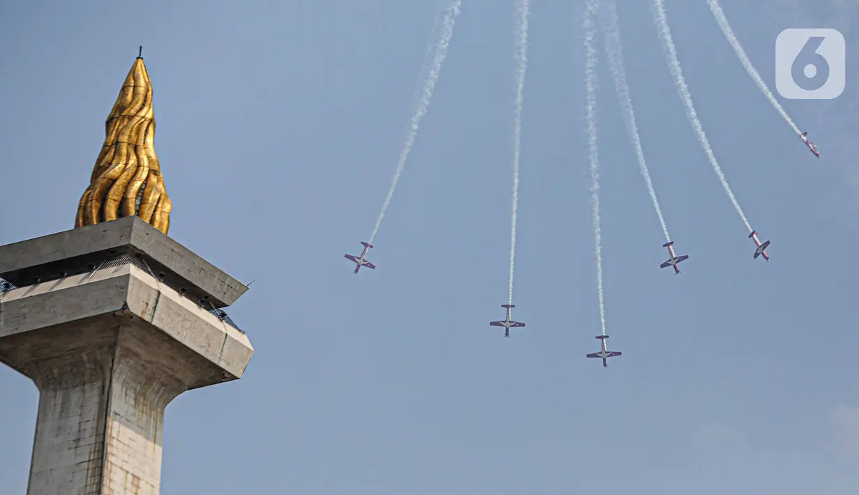 Atraksi udara pada peringatan HUT ke-78 TNI di Lapangan Silang Monumen Nasional (Monas), Gambir, Jakarta, Kamis (5/10/2023). (Liputan6.com/Faizal Fanani)