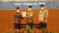 Kepala BPK RI Perwakilan Jawa Barat, Agus Chotib menyerahkan hasil pemeriksaan laporan keuangan Pemda tahun anggaran 2020 kepada Wali Kota Bekasi, Rahmat Effendi. (Foto: Istimewa)