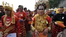 Aneka pakaian adat dari berbagai macam daerah ikut ditampilkan dalam Karnaval Seni Budaya DKI Jakartaacara Karnaval Seni Budaya DKI Jakarta, Minggu (2/11/2014). (Liputan6.com/Miftahul Hayat)