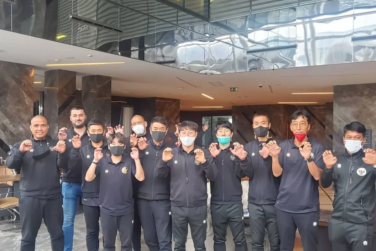 Shin Tae-yong bersama staf kepelatihan Timnas Indonesia U-23 dengan gaya cakar.