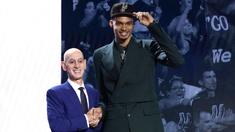 Pemain Prancis, Victor Wembanyama (kanan) berjabat tangan dengan Komisioner NBA, Adam Silver setelah menjadi pilihan pertama oleh San Antonio Spurs di NBA Draft 2023 di Barclays Center, New York city, 23 Juni 2023 WIB. (AFP/Timothy A. Clary)
