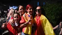 Fans Timnas Spanyol melakukan selebrasi setelah negaranya menang 2-1 kontra Prancis, pada babak semifinal Euro 2024, di Allians Arena, Muenchen, Rabu (10/7/2024). (AFP / Jean-Christophe Verhaegen)