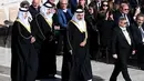 Menteri Luar Negeri Kerajaan Bahrain Shaikh Abdulla Ahmed Abdulla AlKhalifa (tengah), Duta Besar Kerajaan Bahrain Essam Abdulaziz Aljassim dan Menteri Kehakiman Kerajaan Bahrain Nawaf Mohamed Hamad Saqer Almouada (kiri) tiba untuk upacara pemakaman mendiang Paus Fransiskus di Alun-Alun Santo Petrus, Vatikan pada tanggal 26 April 2025. (Isabella BONOTTO/AFP)
