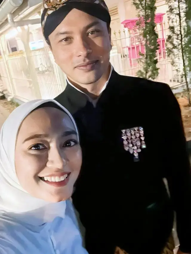 Nicholas Saputra Pakai Baju Adat